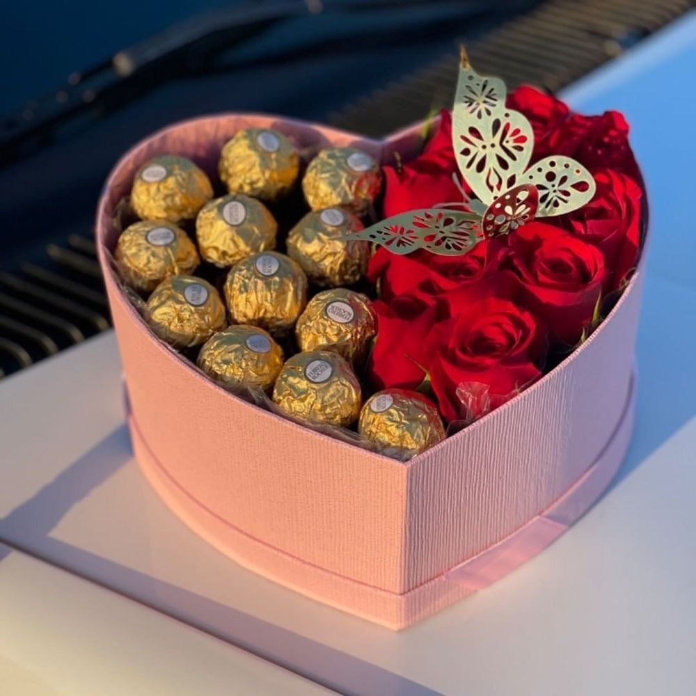 Arreglo floral premium de rosas con chocolates