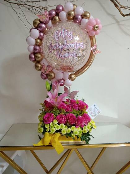 Arreglo floral con globo de cumpleaños
