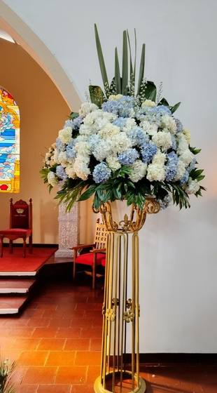 Arreglo alto de hortensias azules y blancas