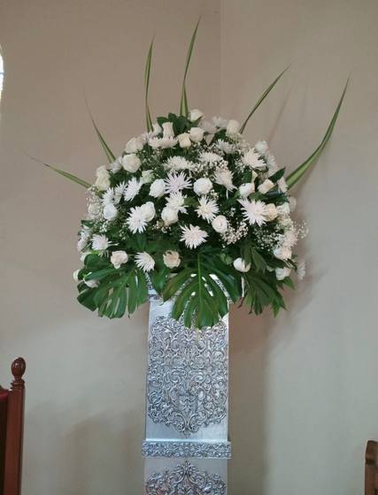 Arreglo de rosas blancas en pedestal