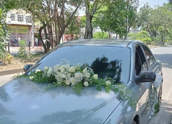 Carro nupcial decorado con rosas blancas