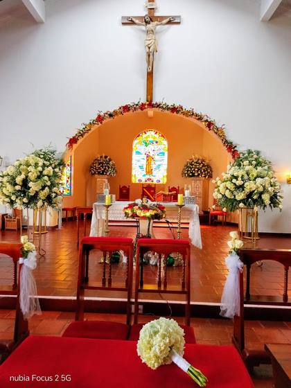 Decoración de boda en iglesia con rosas blancas