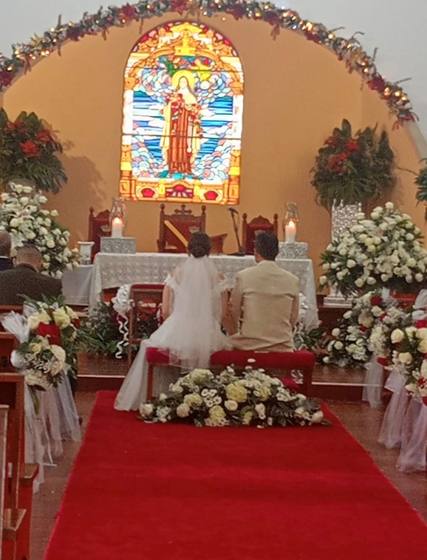Ceremonia de boda en el altar