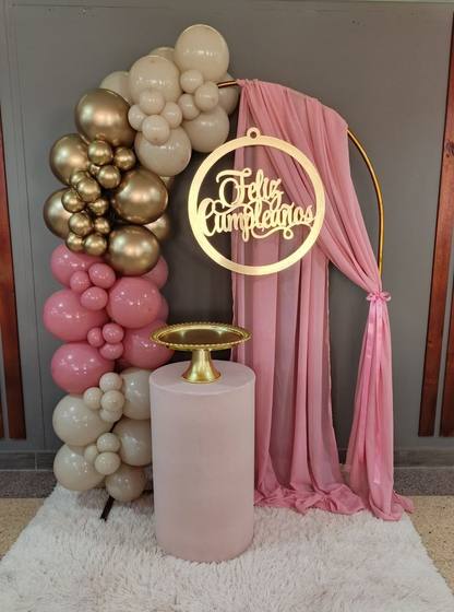 Backdrop de cumpleaños con globos rosa y dorado