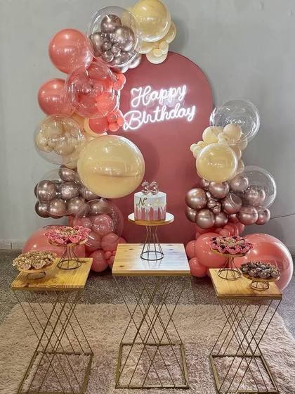 Decoración de cumpleaños con globos y neón