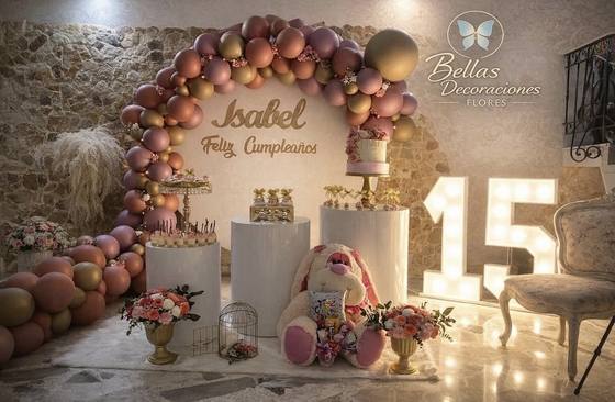 Decoración de quince años en oro rosa