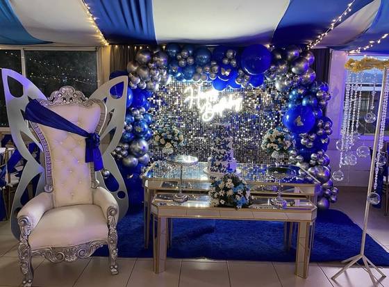 Decoración de cumpleaños azul y plata