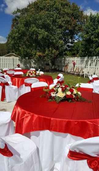 Mesas de evento con mantelería roja