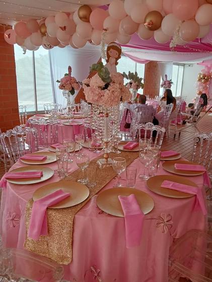 Salón decorado en rosa con centros de hortensias