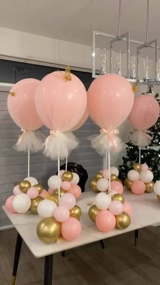 Centros de mesa con globos y mariposas