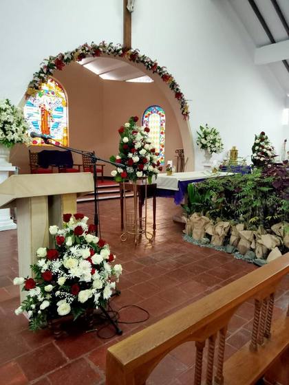 Arco floral en entrada de iglesia