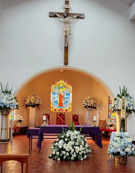 Altar de iglesia con arreglos azules y blancos