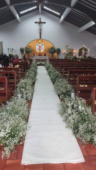 Camino nupcial decorado con gypsophila
